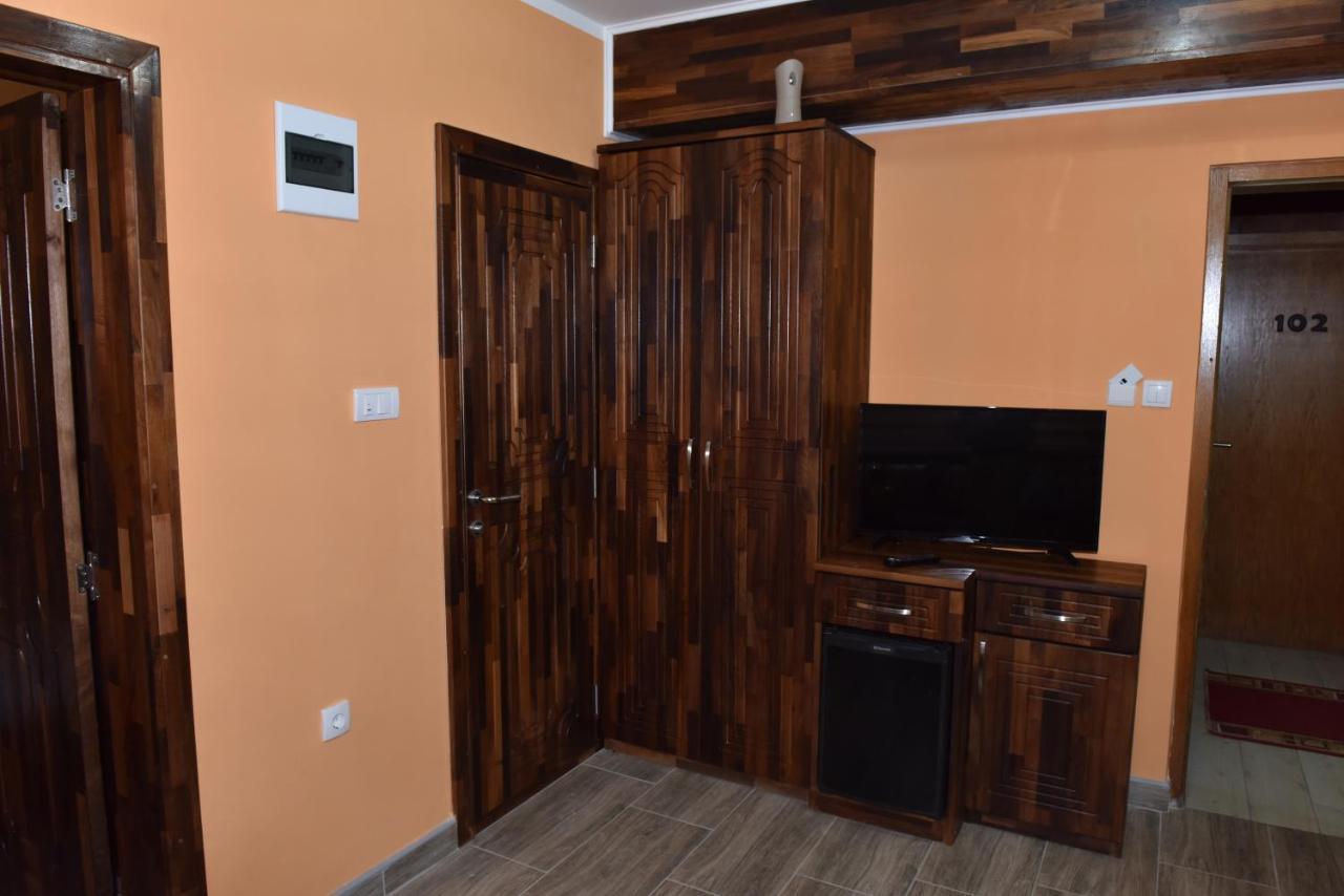 Hotel "Vir" Velika Plana Esterno foto
